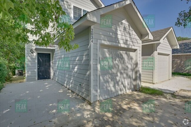 Building Photo - BEAUTIFUL DUPLEX NOW LEASING FOR A MAY MOV... Rental