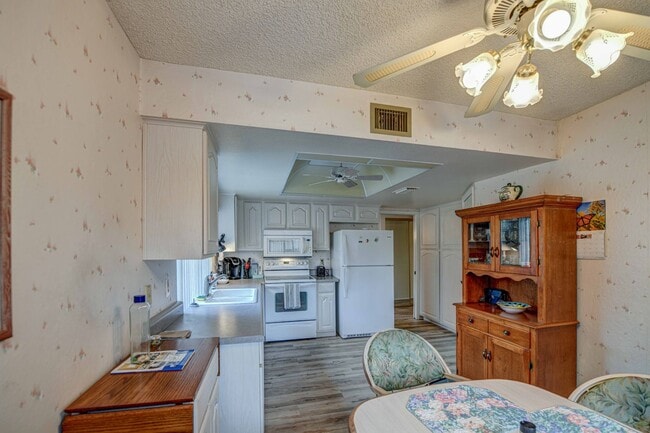 Photo - Perfect home for enjoying your winter in Arizona.  2 bed 2 bath on the 14th fairway of Heron Lake...