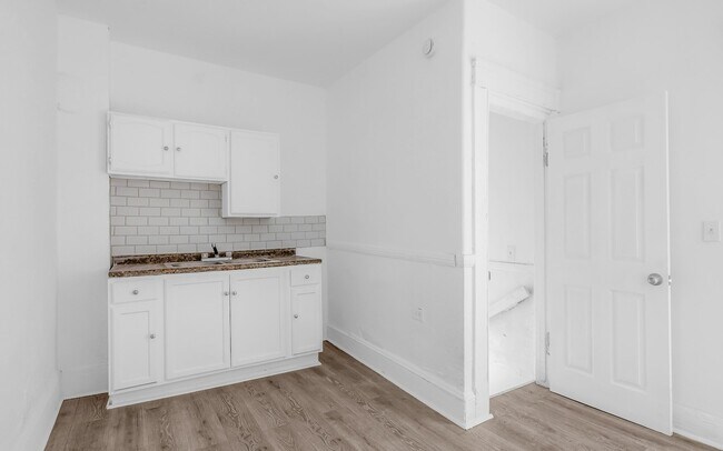 Photo - 1260 E 61st St