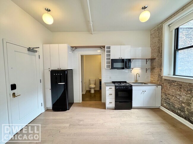 Photo - 102 W Chicago Ave