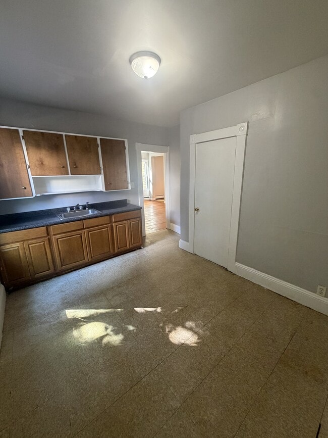 Building Photo - 16 Viall St Unit 1
