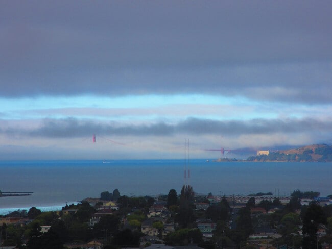 Building Photo - 733 Balra Dr