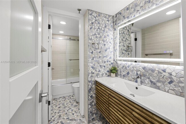 Photo - 2457 Collins Ave Unit 201