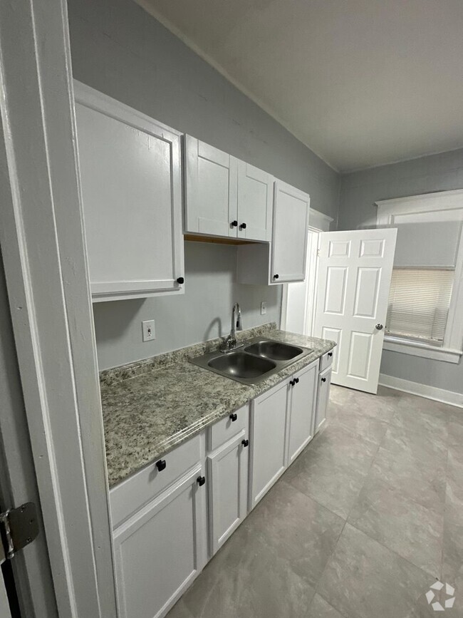 Building Photo - Fully Renovated 2/1 -Single Family Availab... Rental