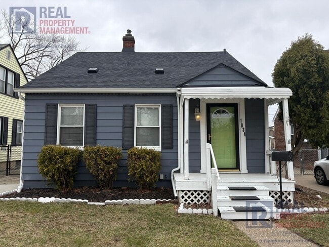 Building Photo - Charming Two Bedroom House