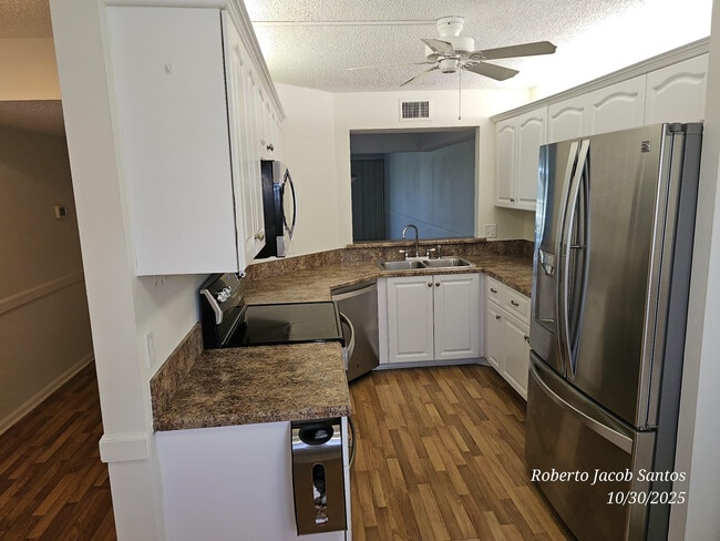 Building Photo - 23305 Barwood Ln N Unit 207