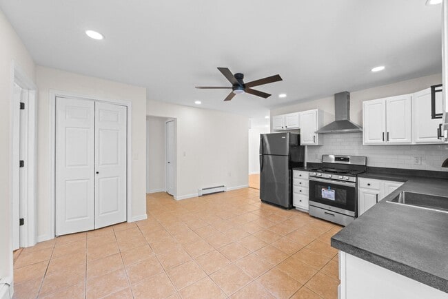 Building Photo - 737 10th St Unit 1