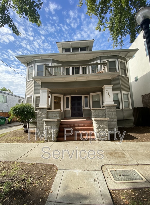 Building Photo - 719 19th St