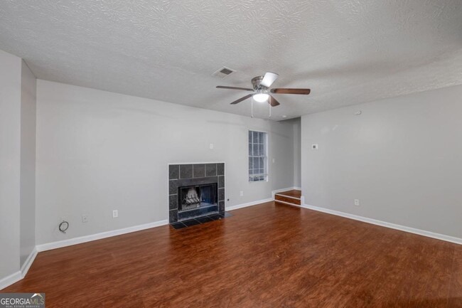 Photo - 614 Waynes Ct SE