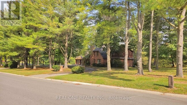 Photo - 465 Woodland Acres Crescent