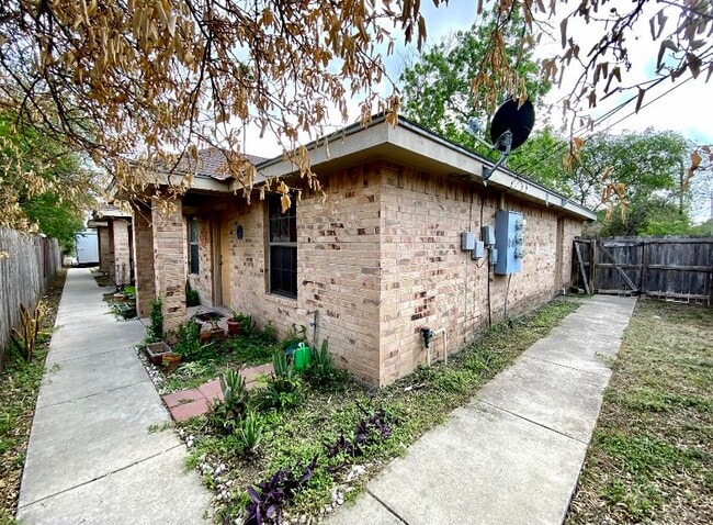 Building Photo - 2410 W Hackberry Ave Unit 2 Rental