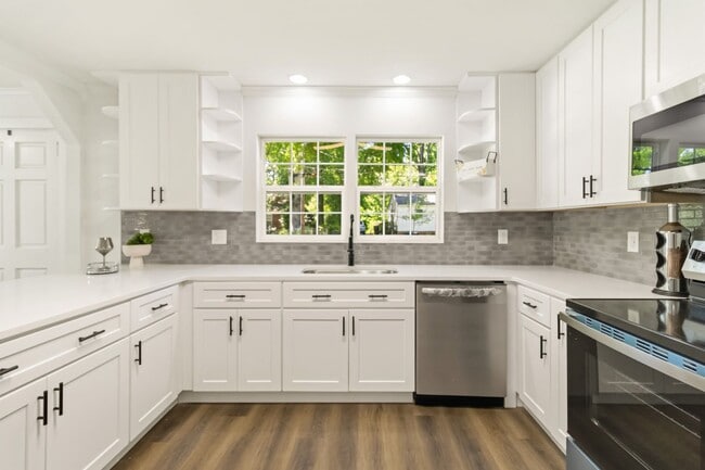 Photo - 4 Bedroom For Rent/ Fully Furnished Student Housing/Travel Nurse Packages available.