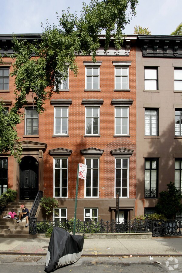 Photo - 14 St. Luke's Pl