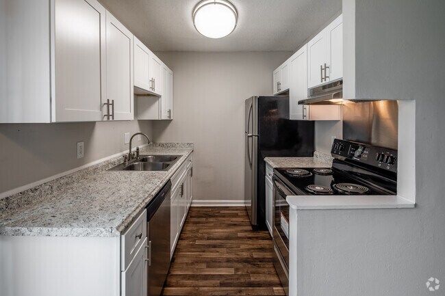 2BR, 1.5BA - 975SF - Kitchen