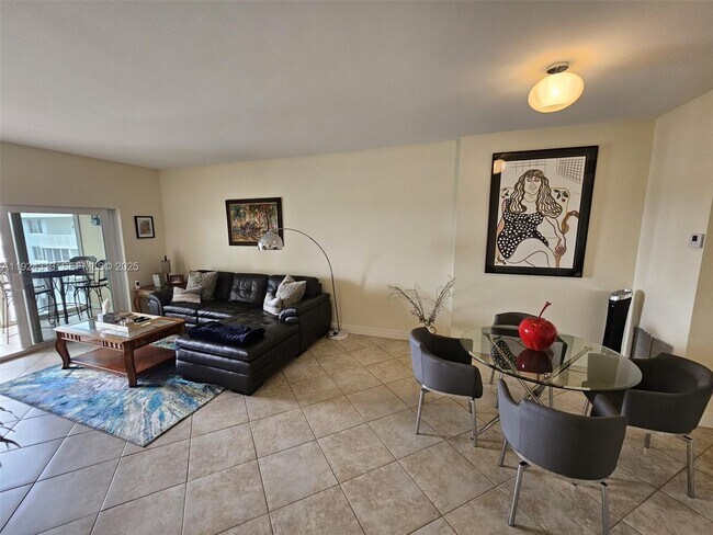 Photo - 4200 Hillcrest Dr Unit 1015