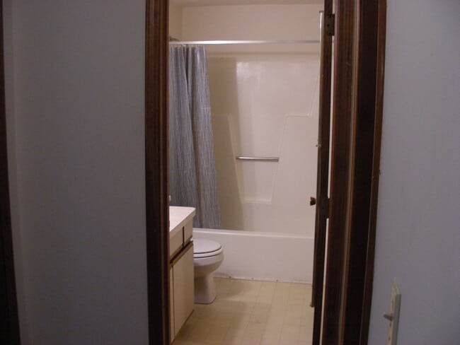 bathroom - 55 Lemon Tree Ct Unit 4