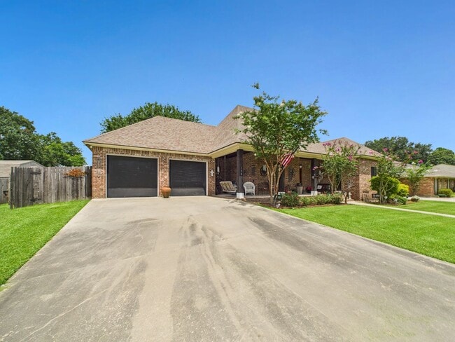 Photo - Nestled in the desirable Quail Hollow Subdivision