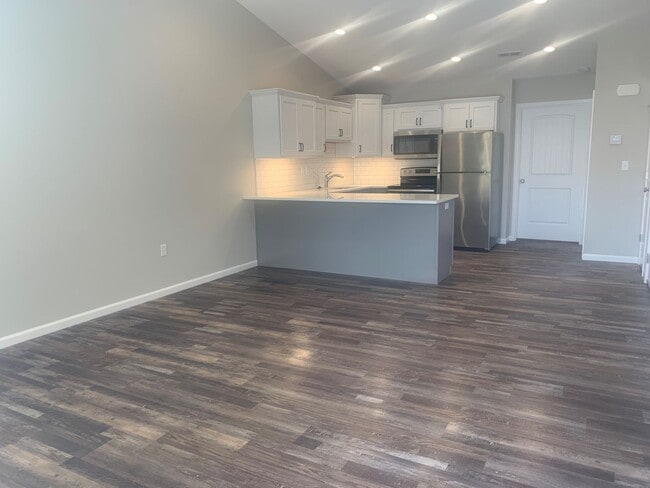 Building Photo - 170-176 Stone Court Unit 176