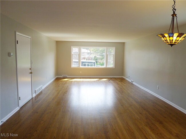 Building Photo - 3006 Warrensville Center Rd Unit Up