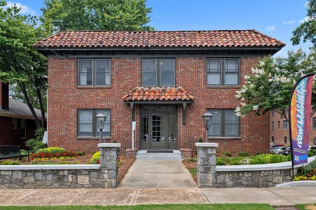 Building Photo - Two Bedroom/One Bathroom, Top Floor Minutes From Beltline Unit 788-15
