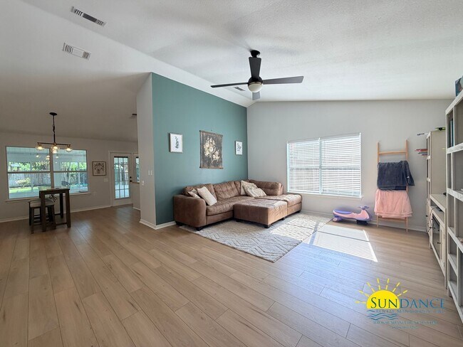 Photo - Stunning 3 Bedroom Home in Gulf Breeze with stand out accents!