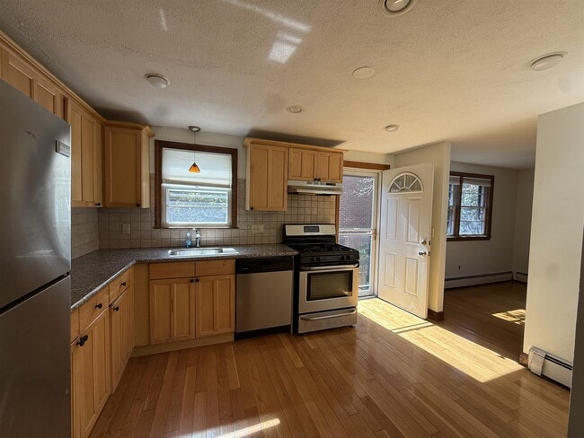 Building Photo - 22 Saville St