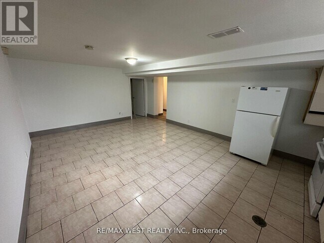 Photo - 999 Caledonia Rd