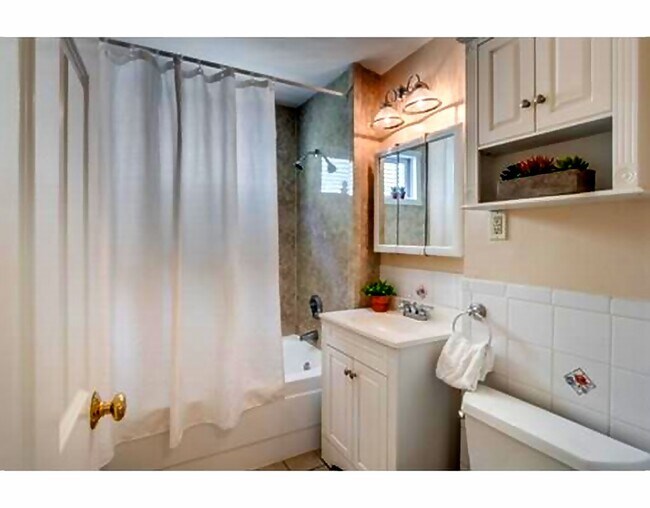 Building Photo - 275 Medford St Unit 1 Rental