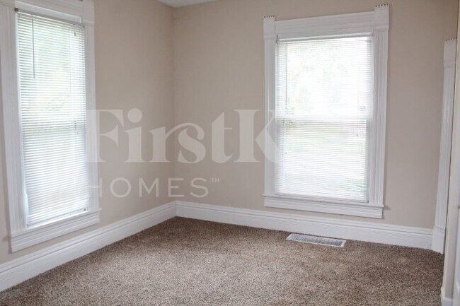 Photo - 304 E 4th St