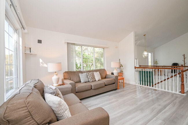 Photo - 714 S Rosehall Ln