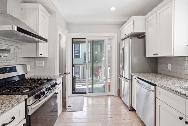 Building Photo - 30 Rawson St Unit 3