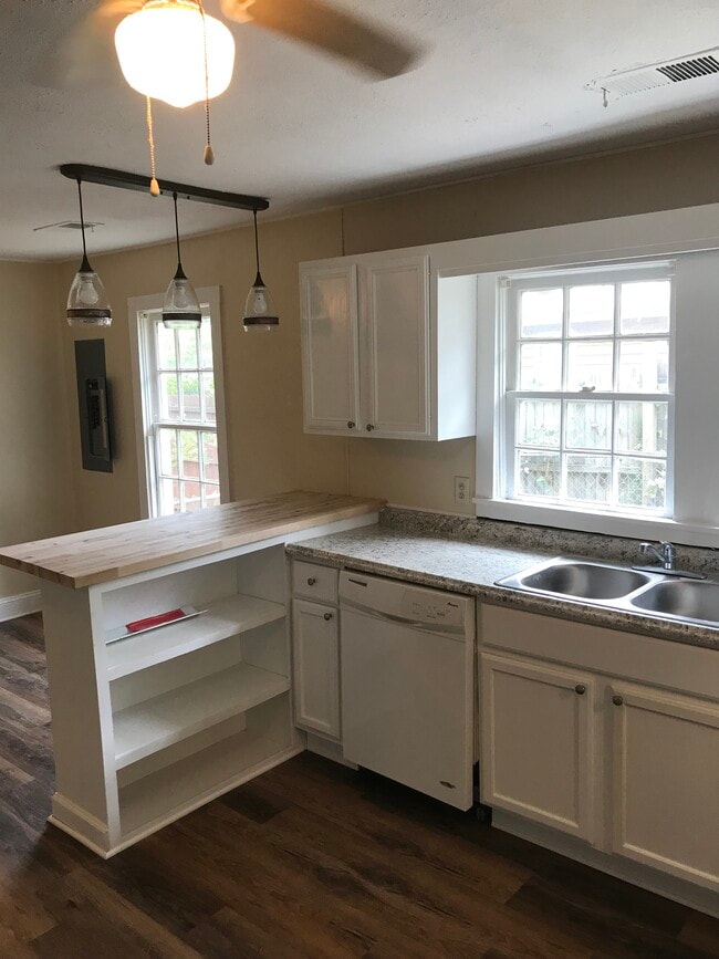 Kitchen - 214 Mara St