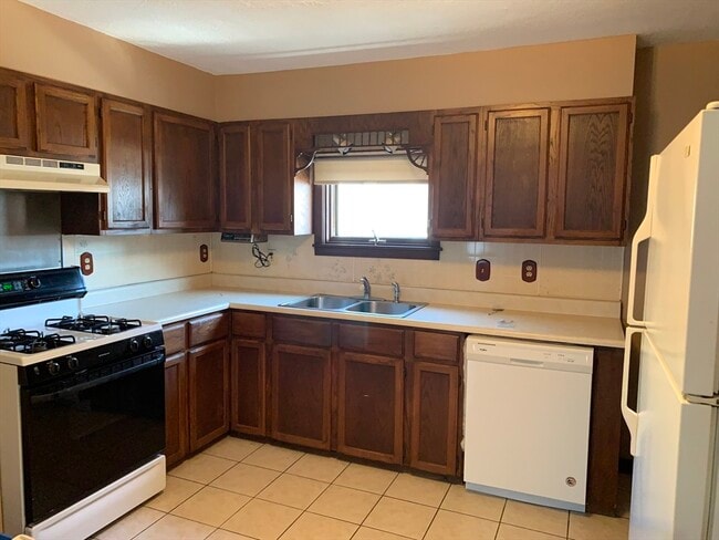Building Photo - 355 Field St Unit 1