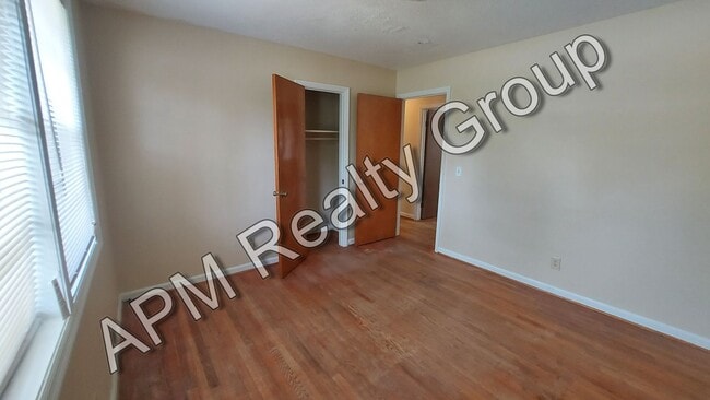 Building Photo - Three bedroom home in Southeast Columbia