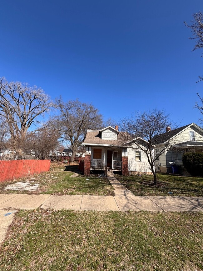 Building Photo - 1764 E Lawrence St