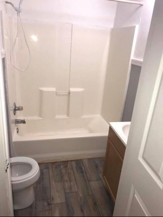 Photo - 2124 Queen St