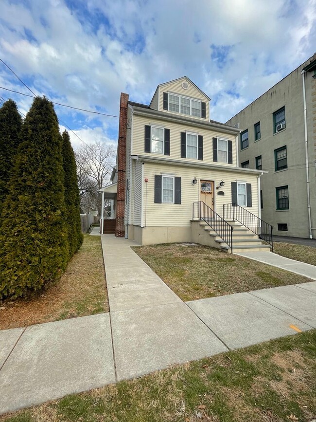 Building Photo - 117 Chestnut St Unit D
