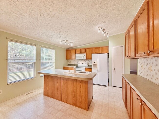 Photo - Lovely spacious home-3 bedroom-2 bathrooms-all appliances