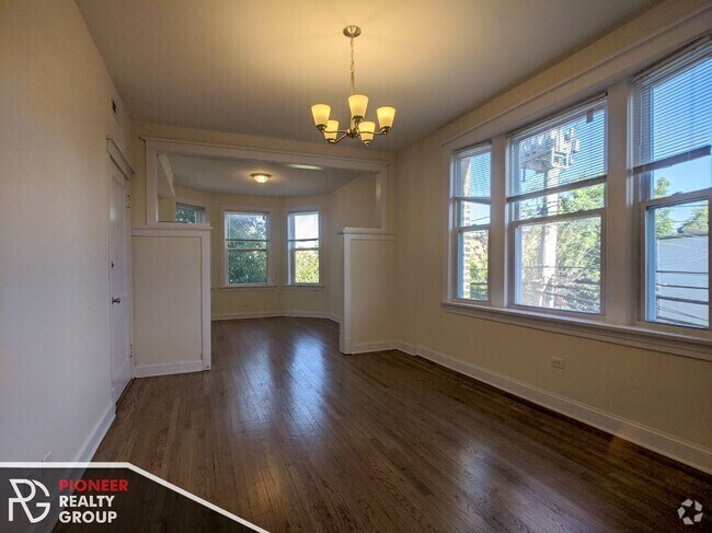 Building Photo - 2816 N Troy St Unit 2F Rental