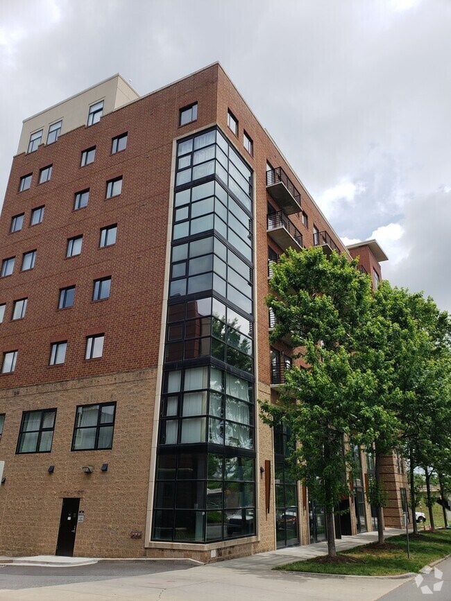 Building Photo - 1 bedroom condo conveniently located in up... Unit 311