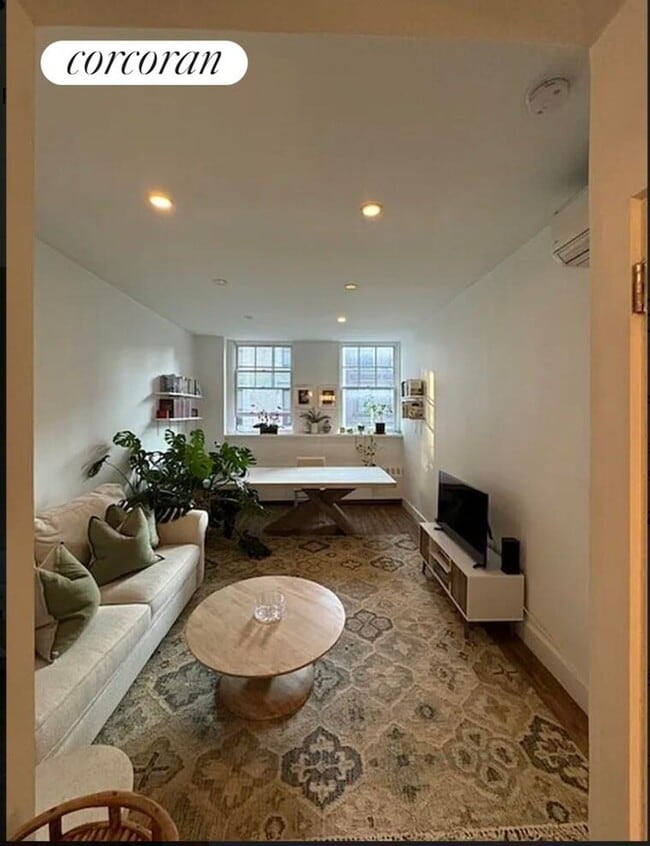 Building Photo - 123 E 18th St Rental