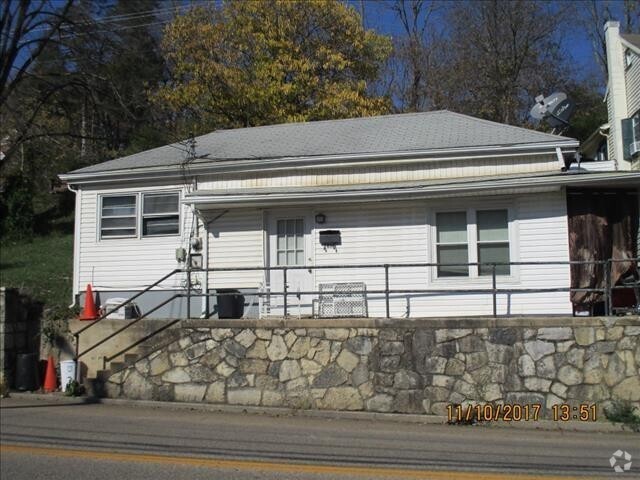 Building Photo - 2 BR 1 BA House on Main Street