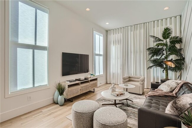 Photo - 997 Wylie St SE