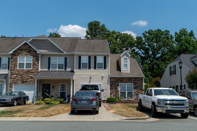 Building Photo - Beautiful townhome in Whitsett NC