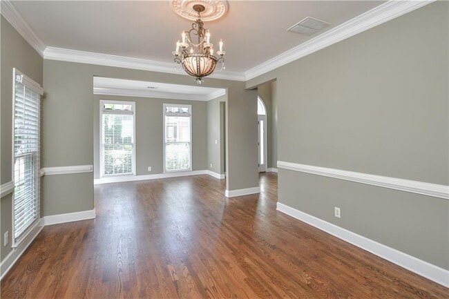 Photo - 905 Lancaster Way NW