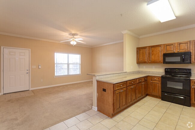 1BR, 1BA - 900 SF