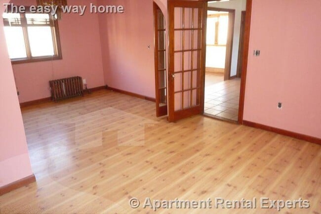 Building Photo - 569 Main St Unit #2