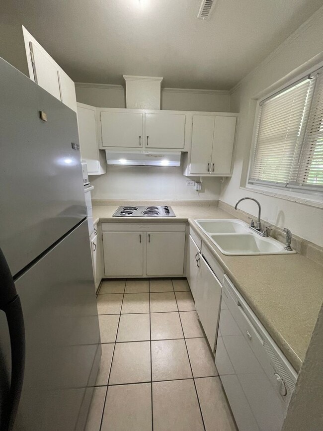 Photo - Spacious 2BR/1BA apartment off South Milledge Ave! Available now!