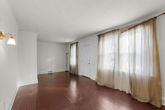Photo - "Charming Brentwood house 2 bedrooms 1 Bathoom, Prime Location!"