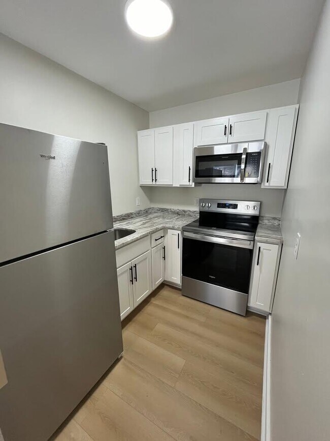 Photo - 98 E Market St Apartment Unit B7